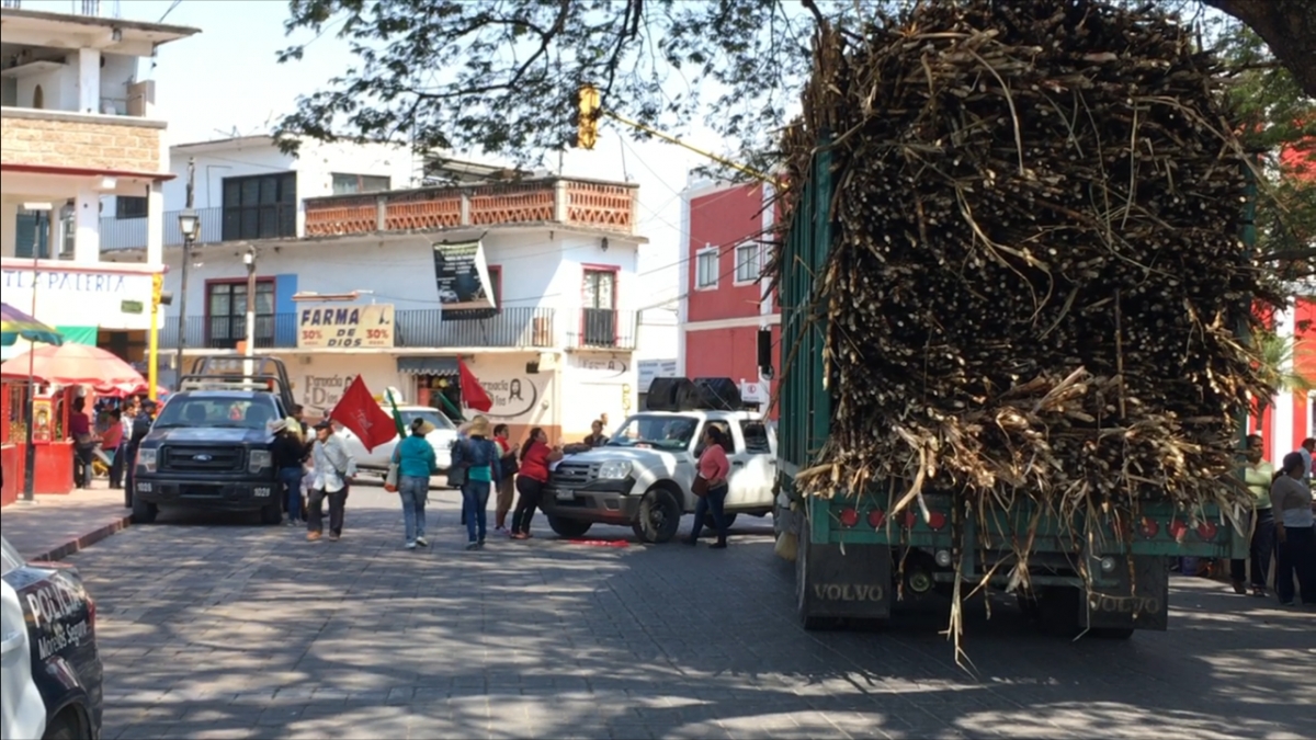 Bloquean antorchistas la carretera Cuautla-Jojutla  para exigir obras