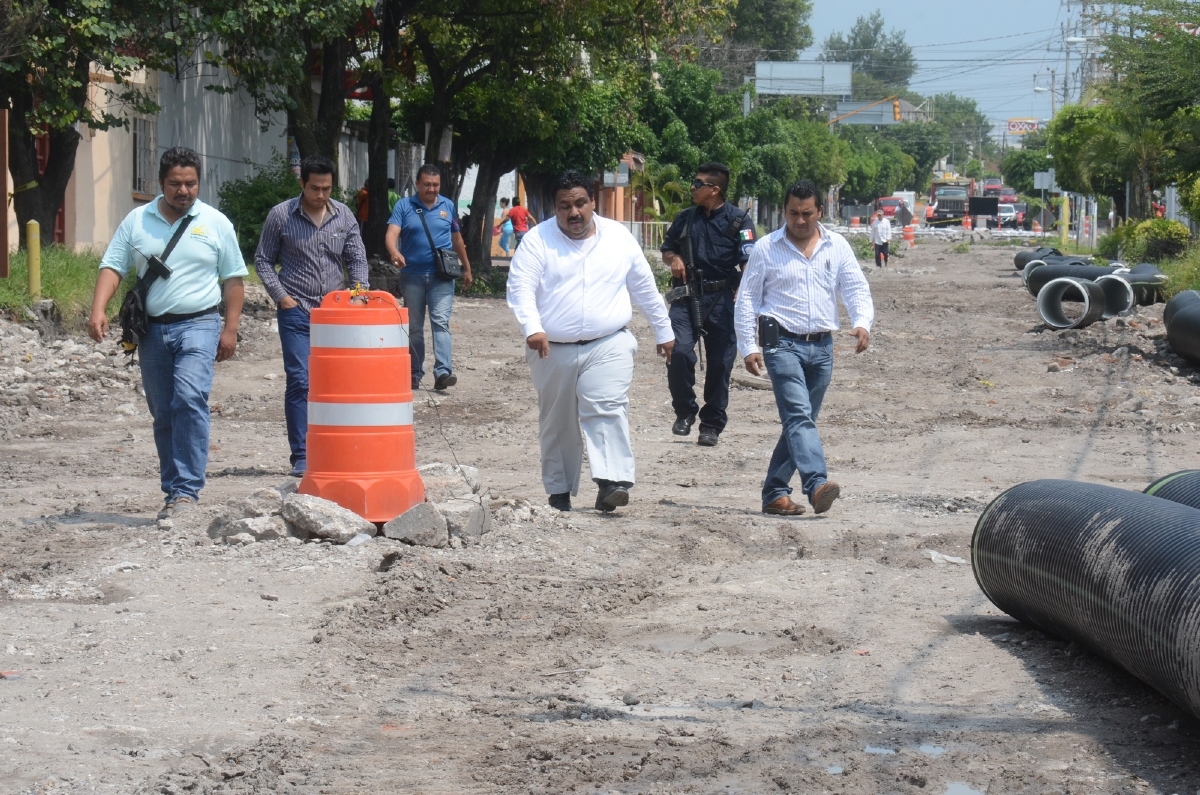 Revisa Raúl Tadeo Nava trabajos de pavimentación de la avenida Ejército Libertador