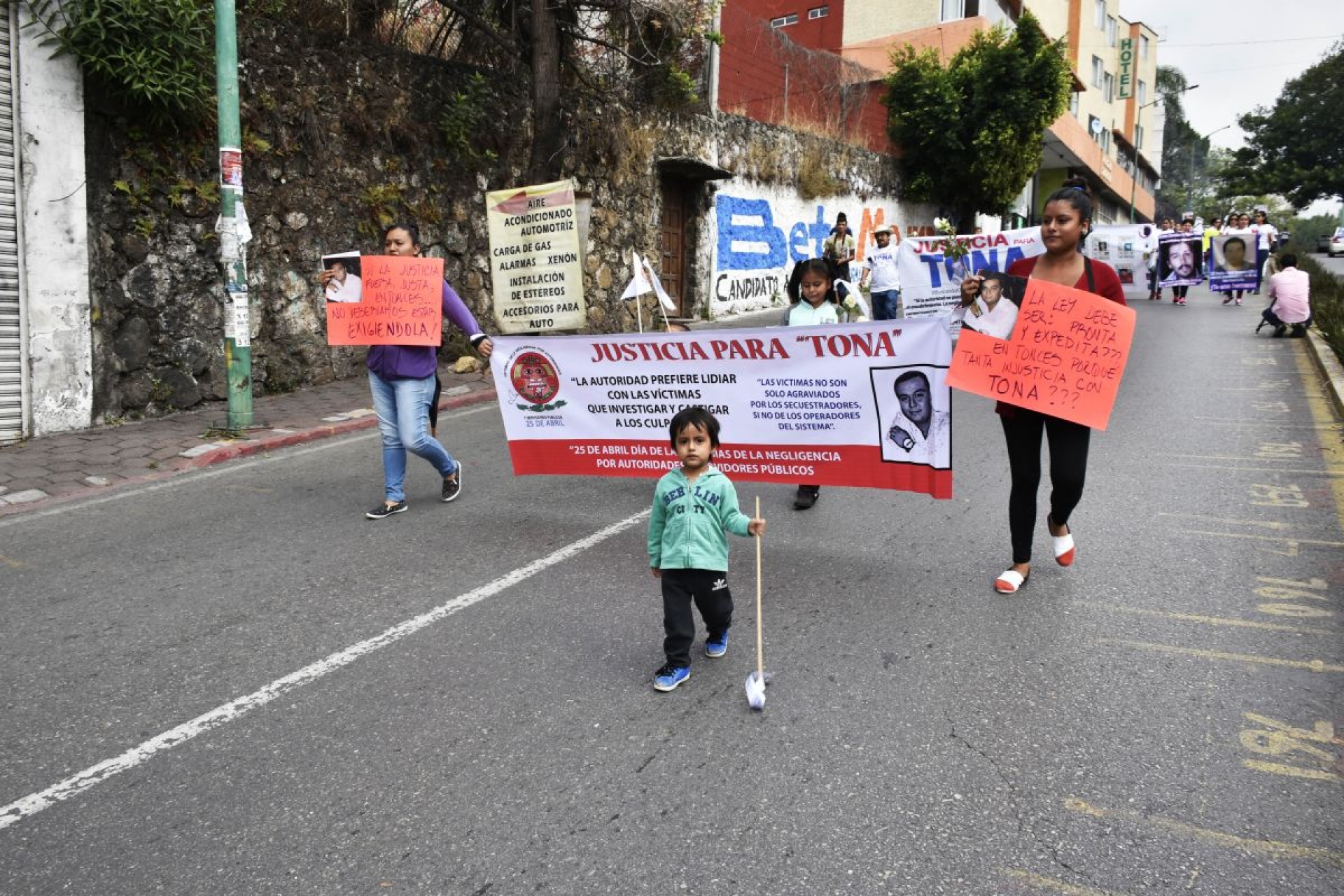Víctimas conmemoran con una marcha el Día de las Madres
