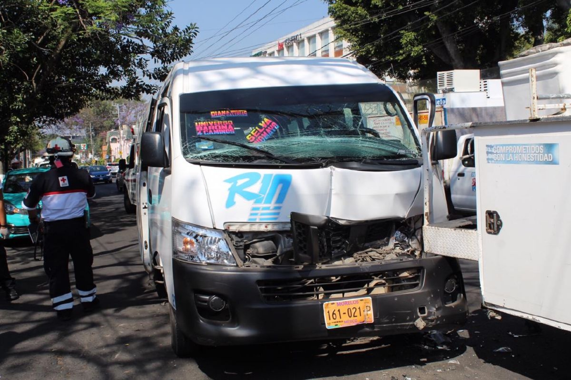 Choque entre una “ruta” y una camioneta de la CFE deja nueve lesionados