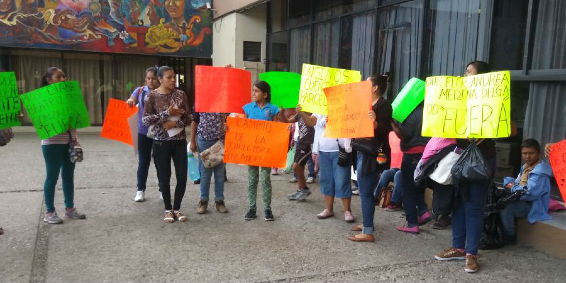 Padres de familia de primaria en Tlaltizapán se manifiestan en el IEBEM