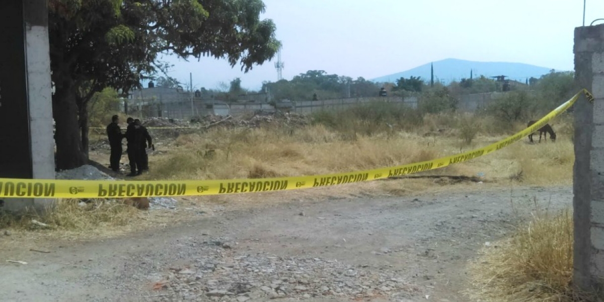 Encuentran el cadáver de un hombre en un terreno, en Jiutepec