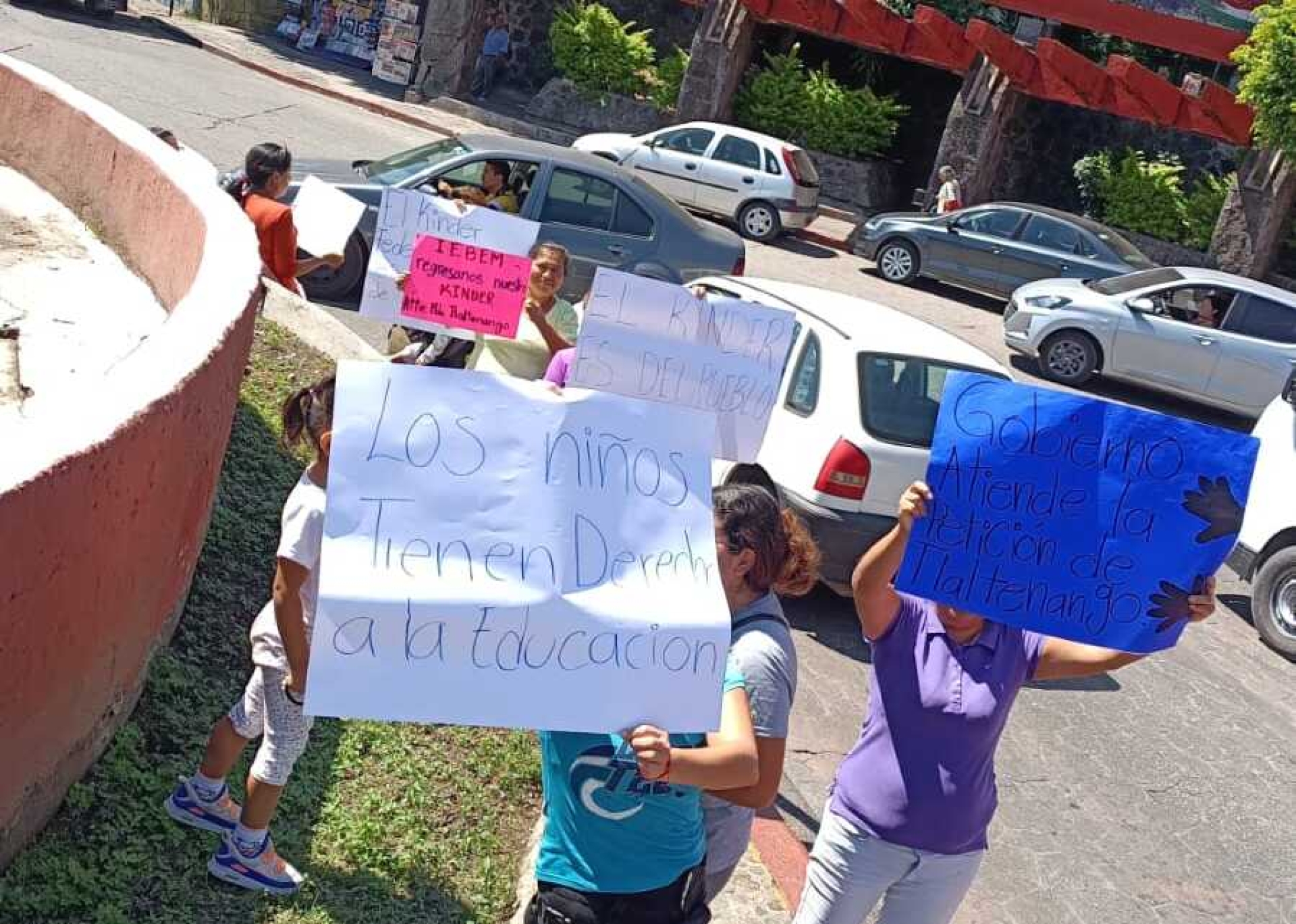 Nuevamente exigen padres de familia del jardín de niños 'Federico Froebel' que no se cierre la escuela