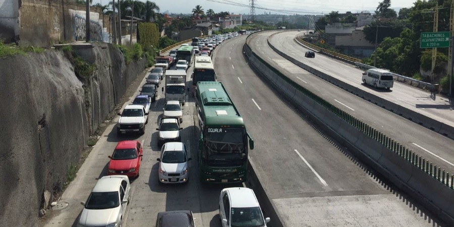 Intensa carga vehicular registra el paso exprés