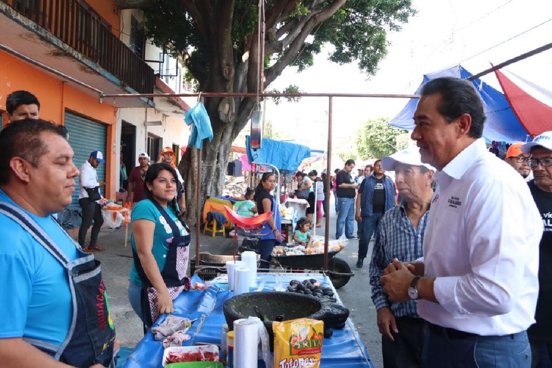 Se compromete Víctor Caballero a otorgar mejores condiciones a comerciantes de tianguis