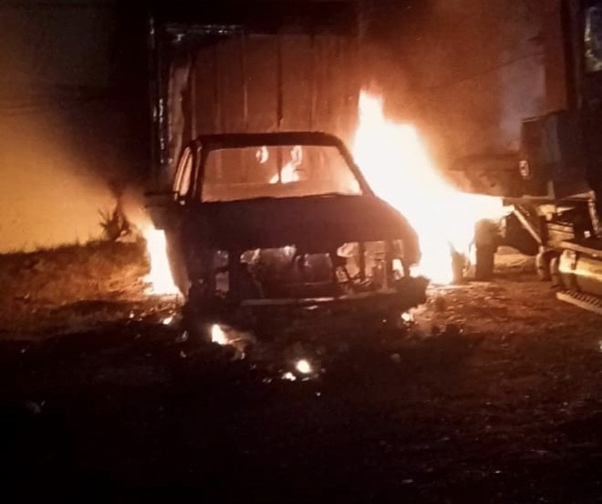 Se incendian dos vehículos en un estacionamiento