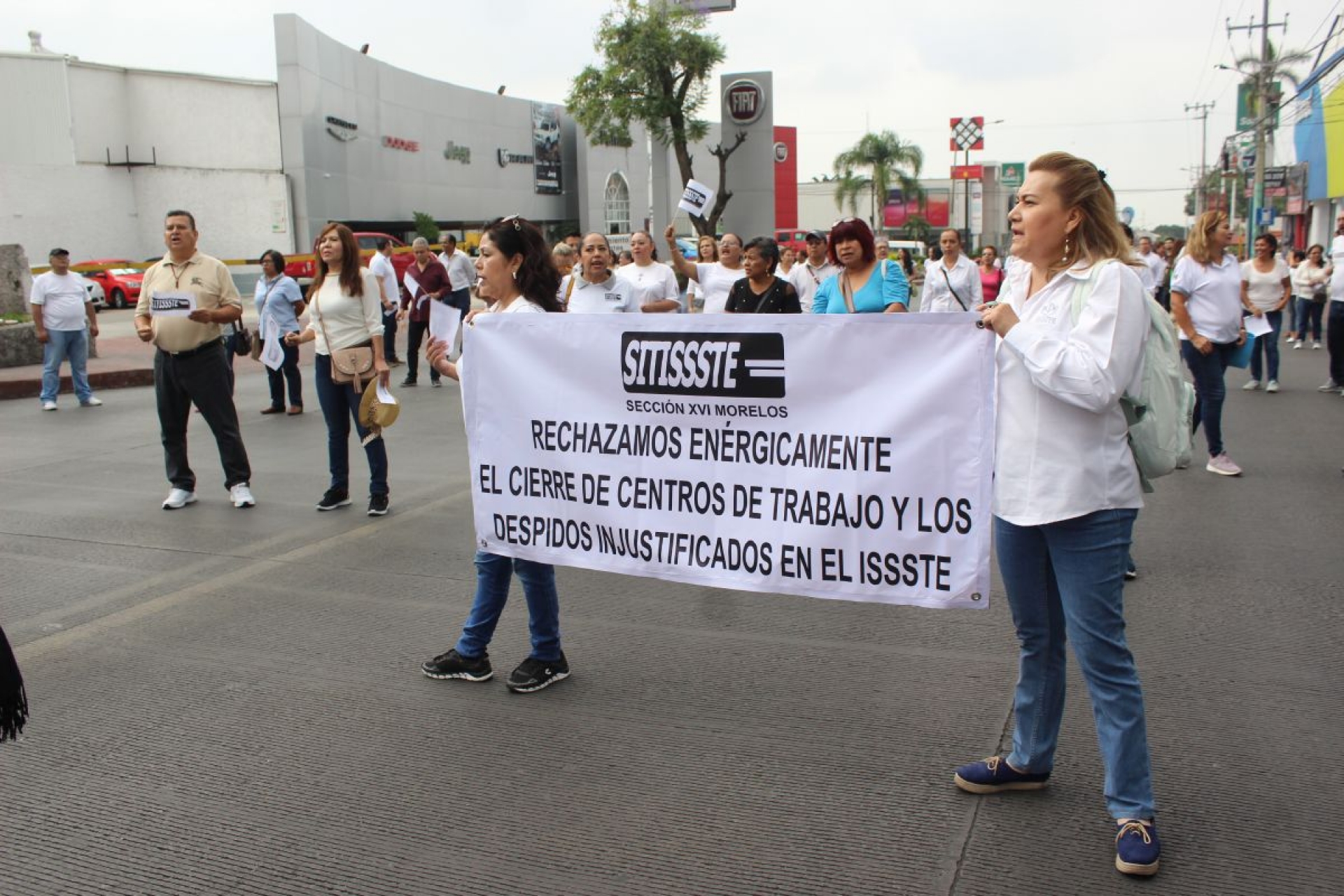Protestan por despido de personal en el ISSSTE