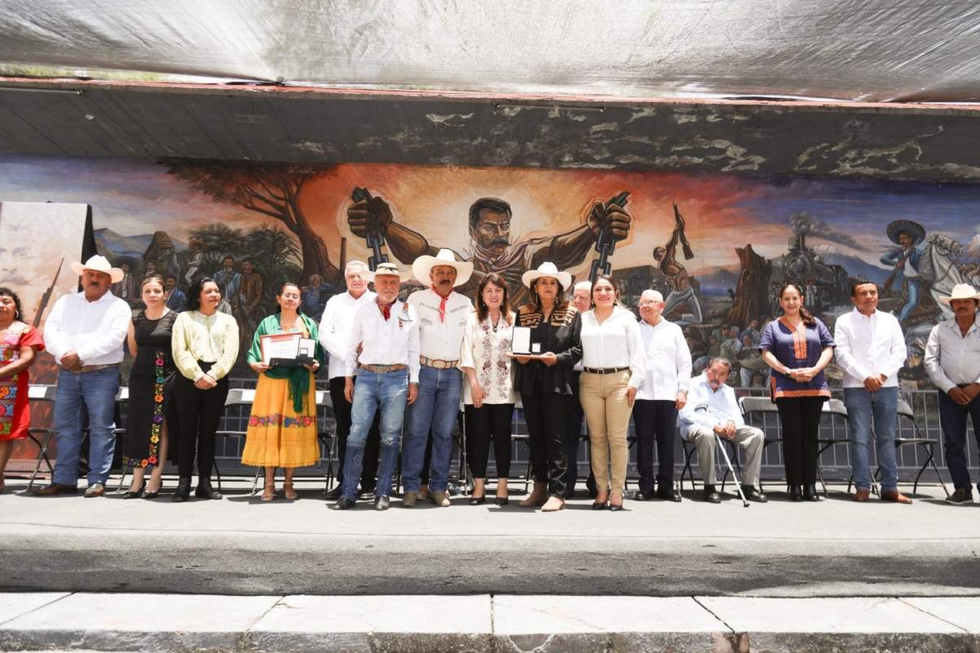 Entrega Margarita González Saravia medalla “Emiliano Zapata”