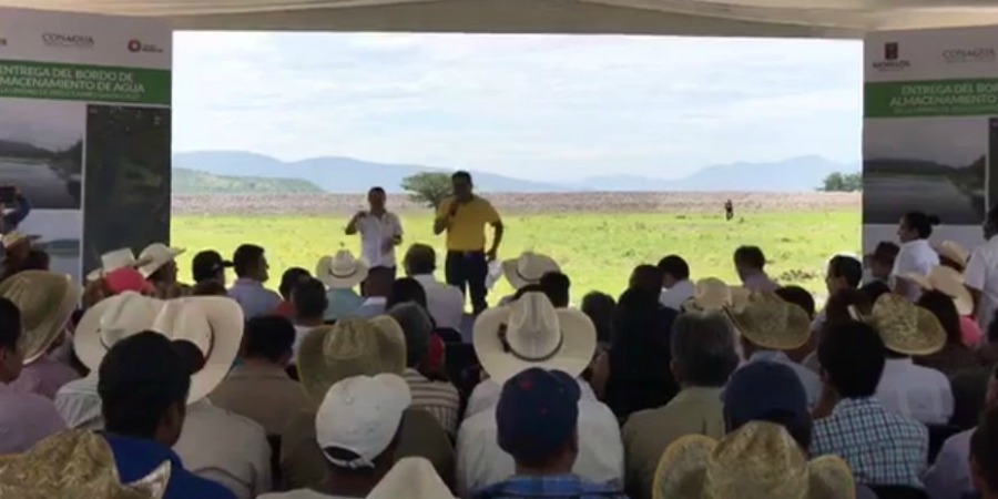 Entrega el gobernador bordo de agua en Jonacatepec