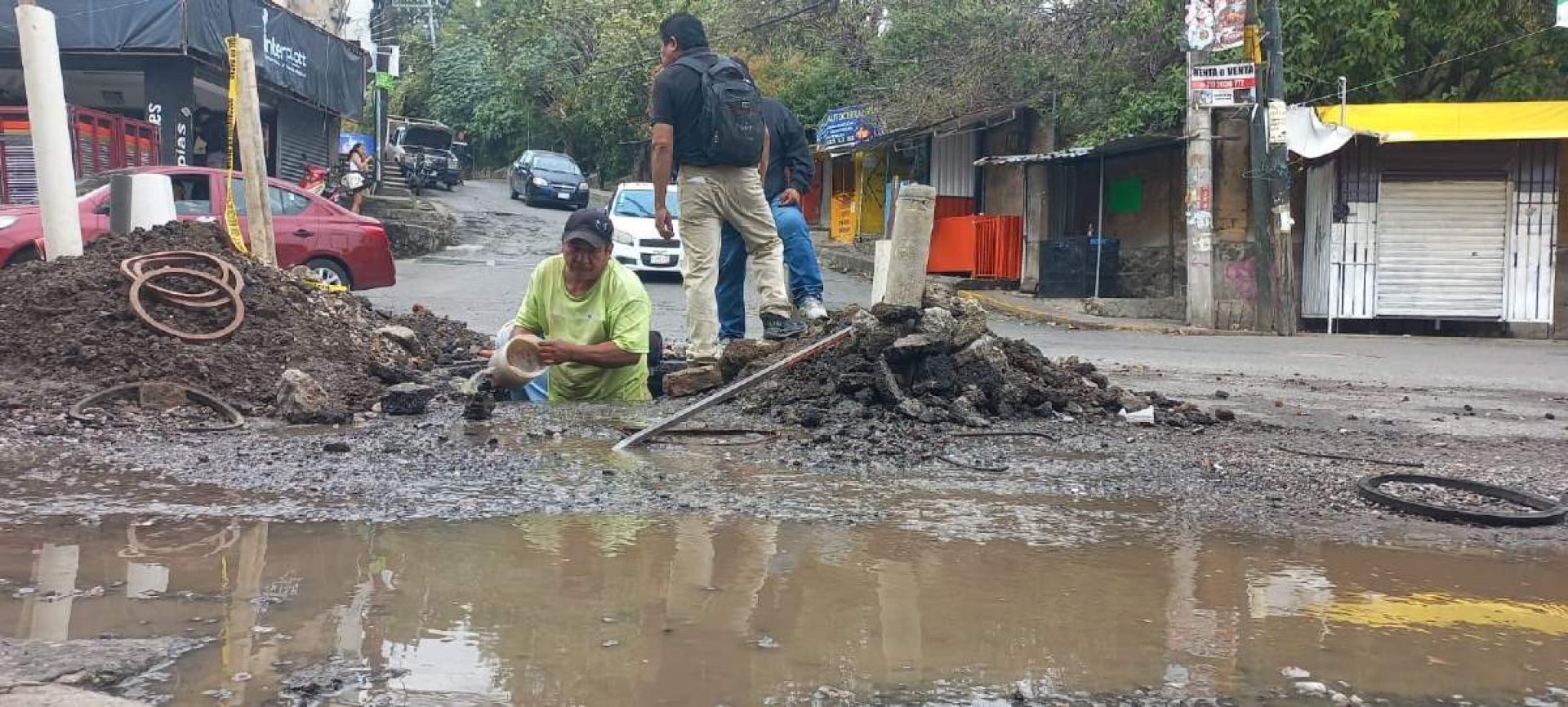 Cierran tubería por una gran fuga de agua en avenida Universidad