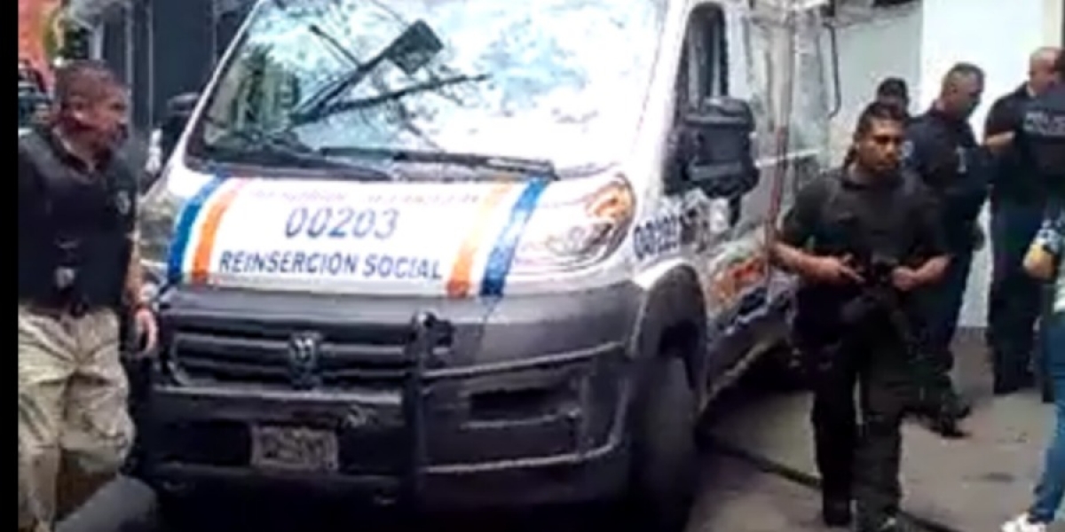 Trasladan del Tribunal de Juicios Orales al penal de Atlacholoaya a presuntos homicidas de un taxista y un joven