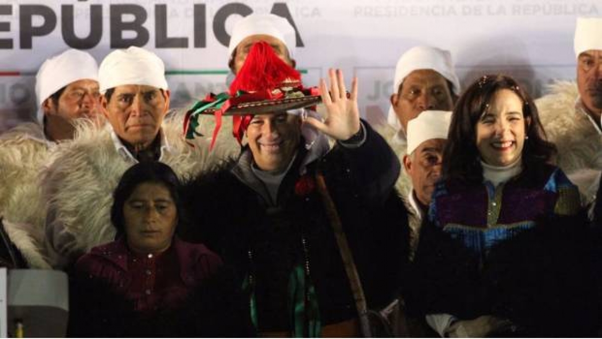 Inicia Meade precampaña vestido de chamula en Chiapas