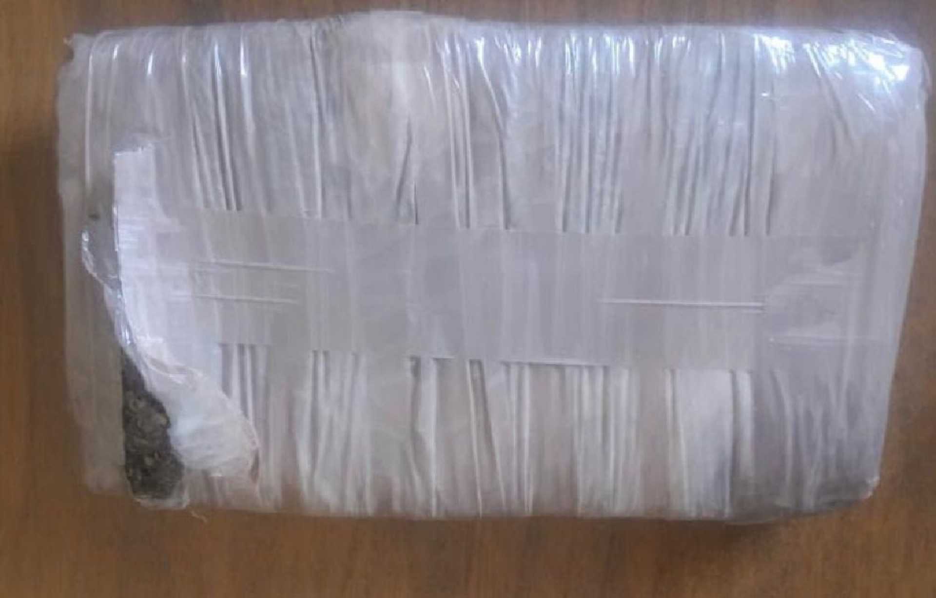 Transportaban un “tabique” de marihuana en un auto
