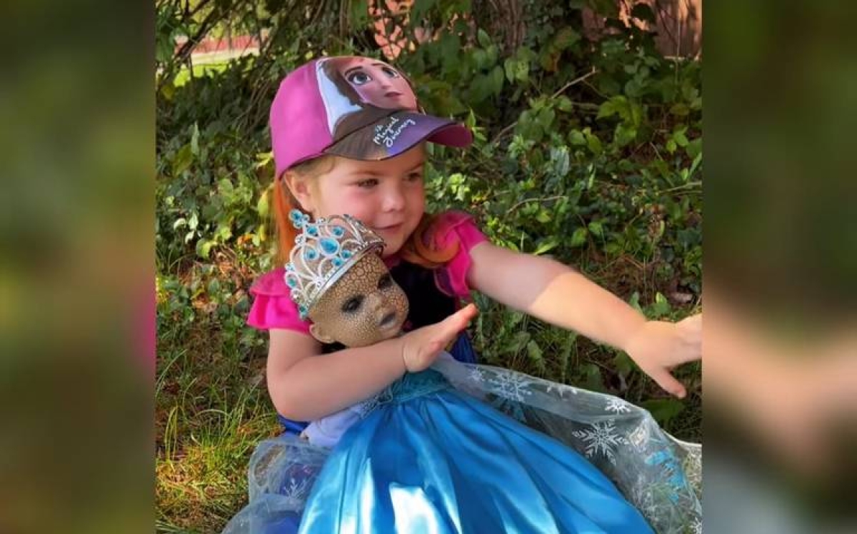 Mejores amigas, niña se encariña con muñeca diabólica y la viste como princesa
