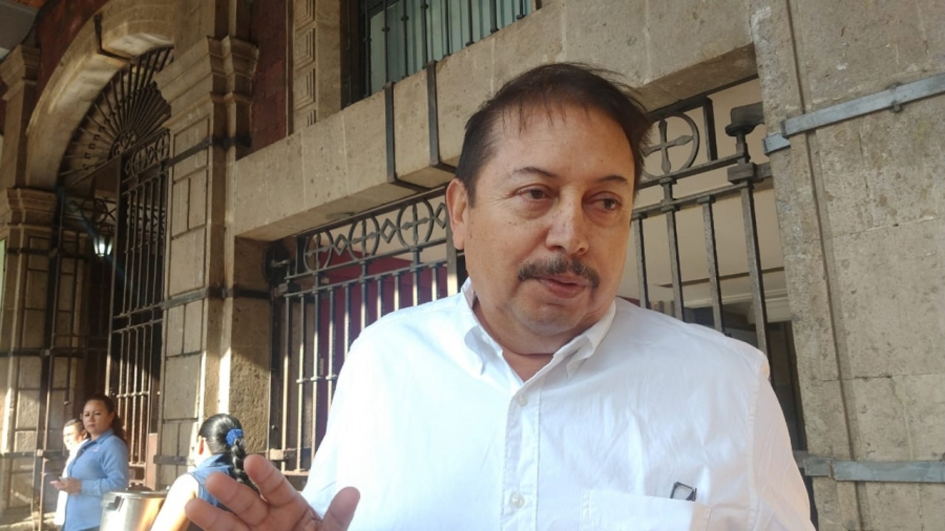 Abel Espín despide a la gente de Coatetelco