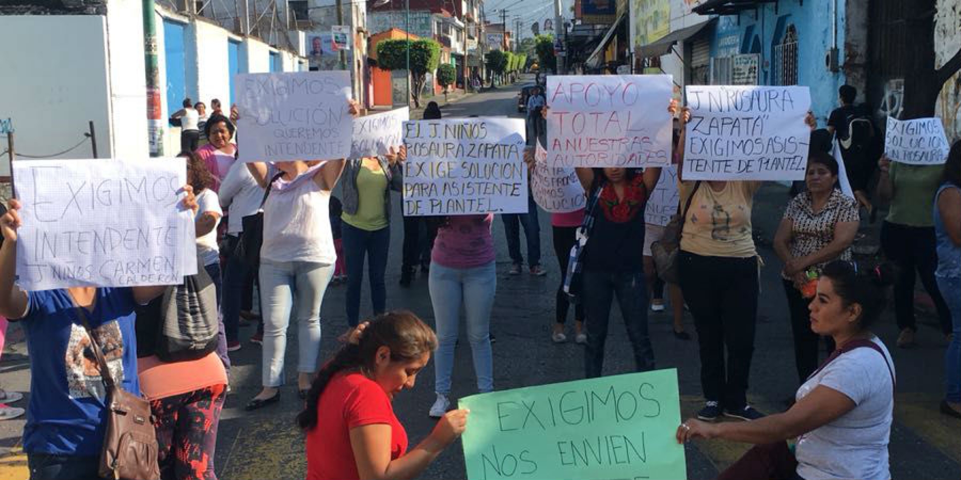 Se manifiestan padres de familia de jardín de niños ubicado en la colonia Carolina