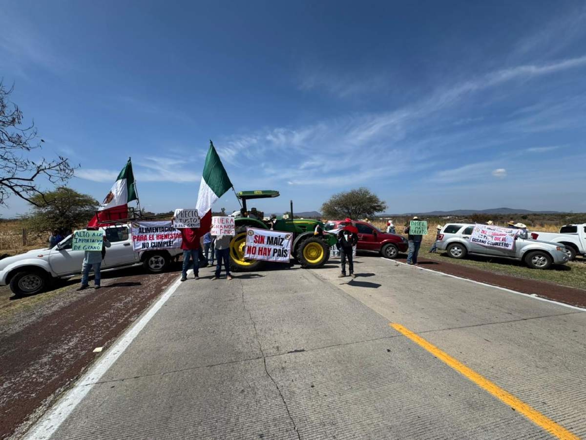 Productores bloquean de manera indefinida la autopista Siglo XXI