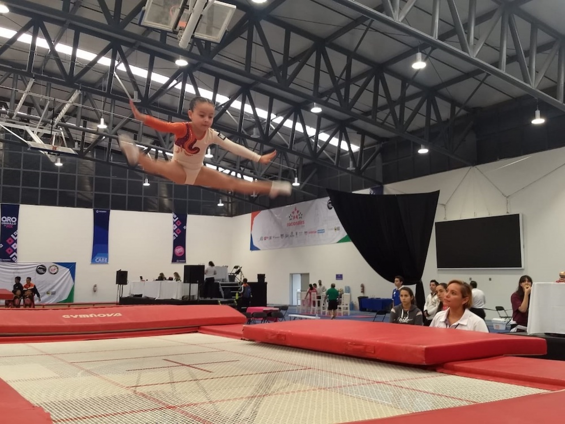Gimnastas morelenses regresan cargados de medallas de Querétaro