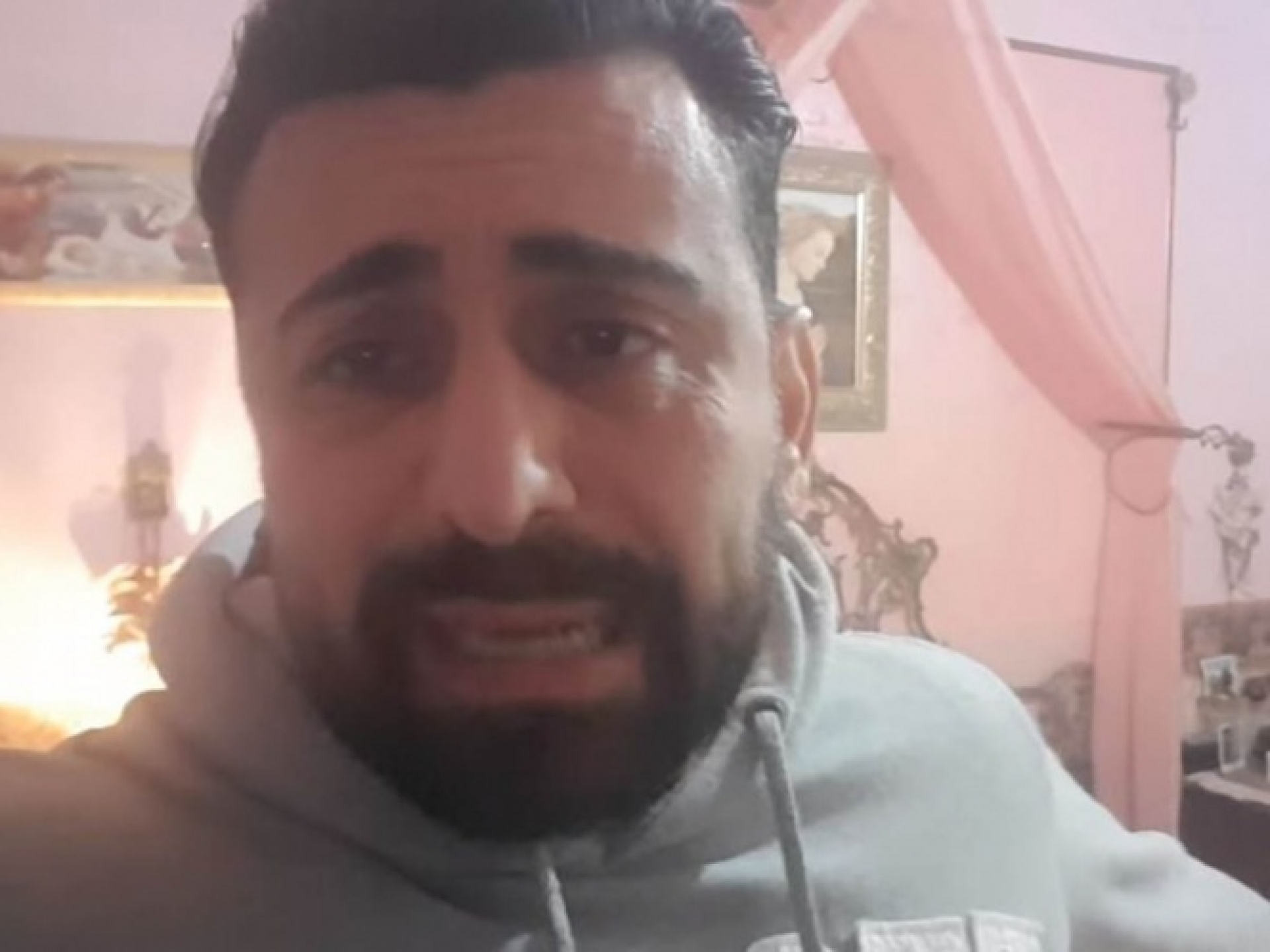 Italiano queda atrapado junto a su hermana muerta; graba desgarrador video