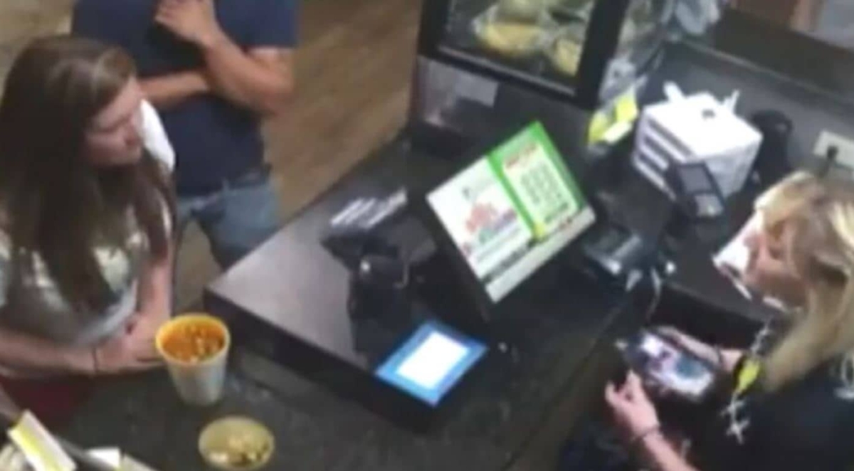 Mujer lanza su sopa caliente a cajera en restaurante mexicano