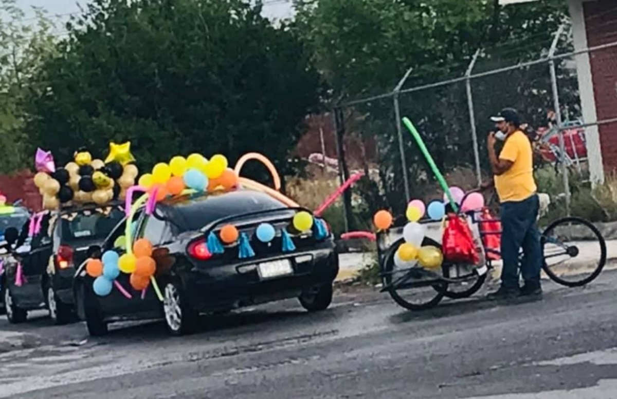 Papá adorna triciclo para la caravana de graduación de sus hijos