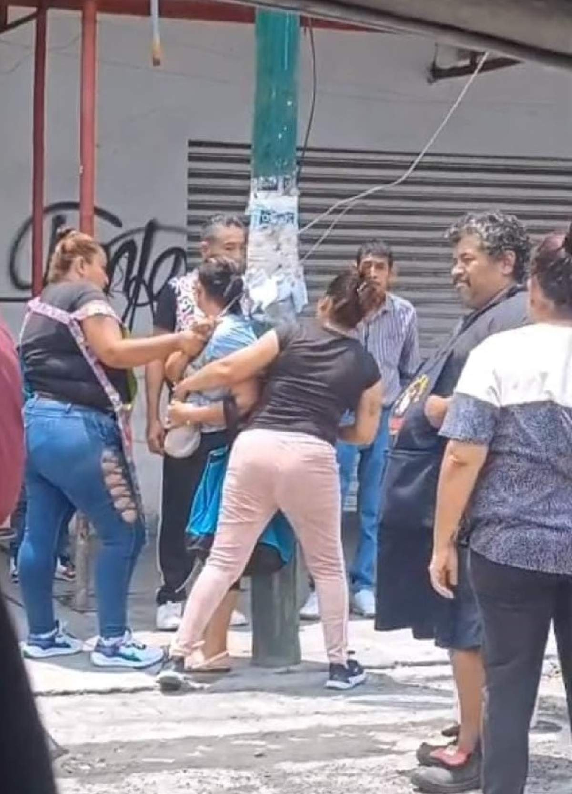 Someten a mujer en tianguis de Ciudad Chapultepec