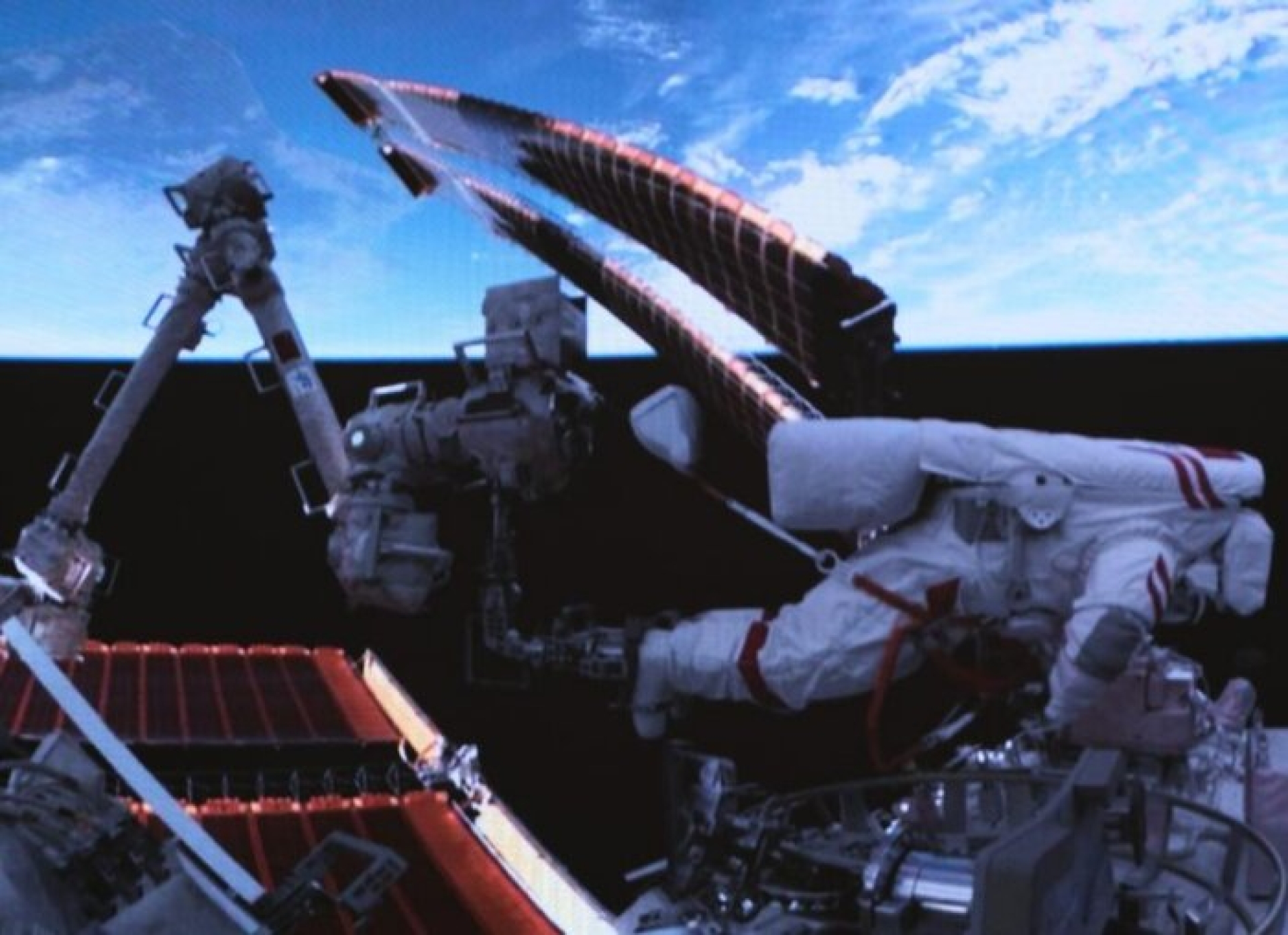 Astronautas chinos establecen récord nacional en caminata espacial