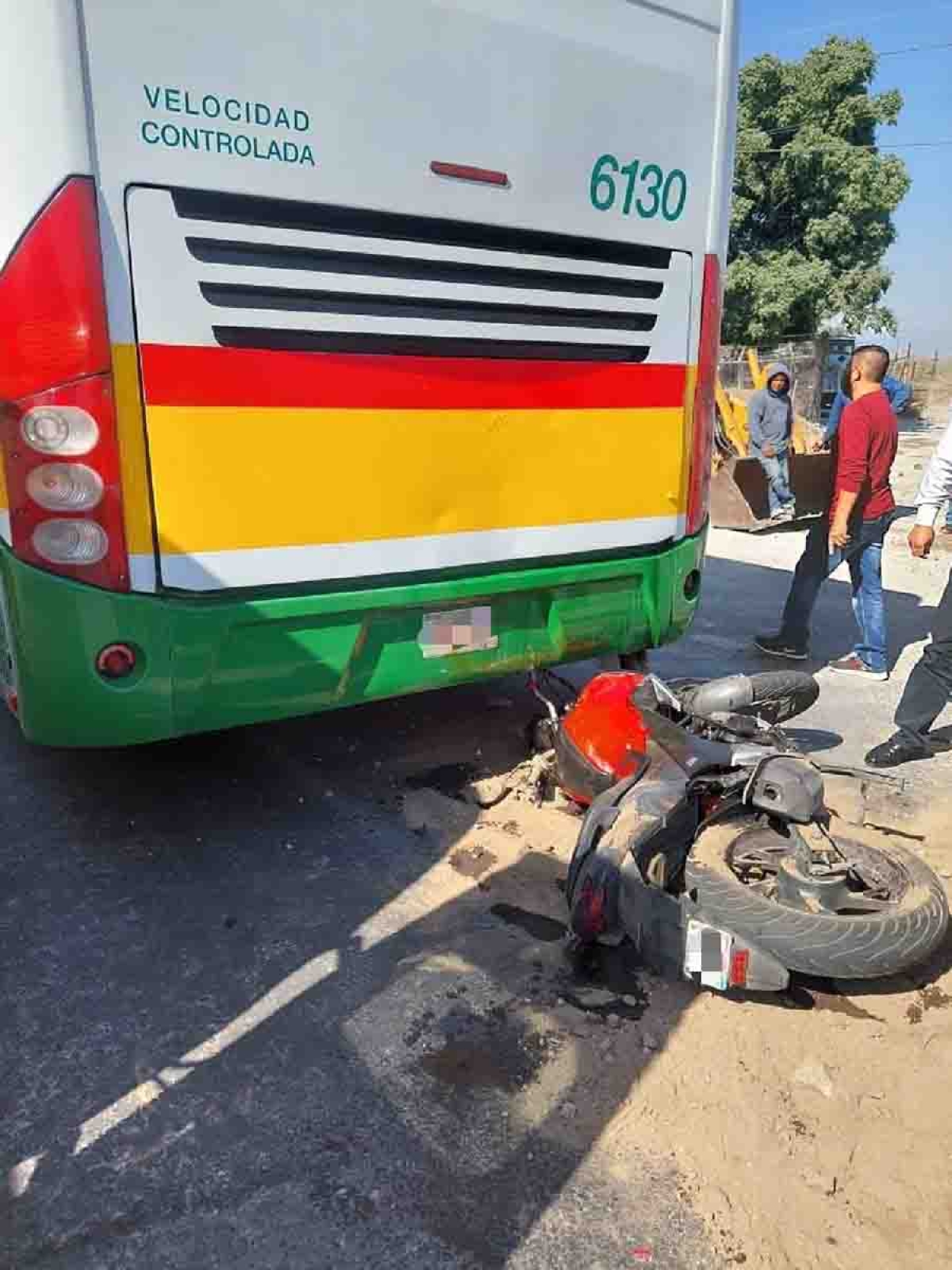 Choca motociclista contra un autobús