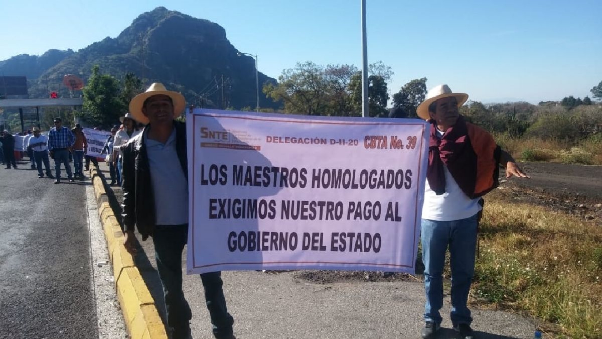 Reanudan maestros homologados protestas en oficinas de gobierno