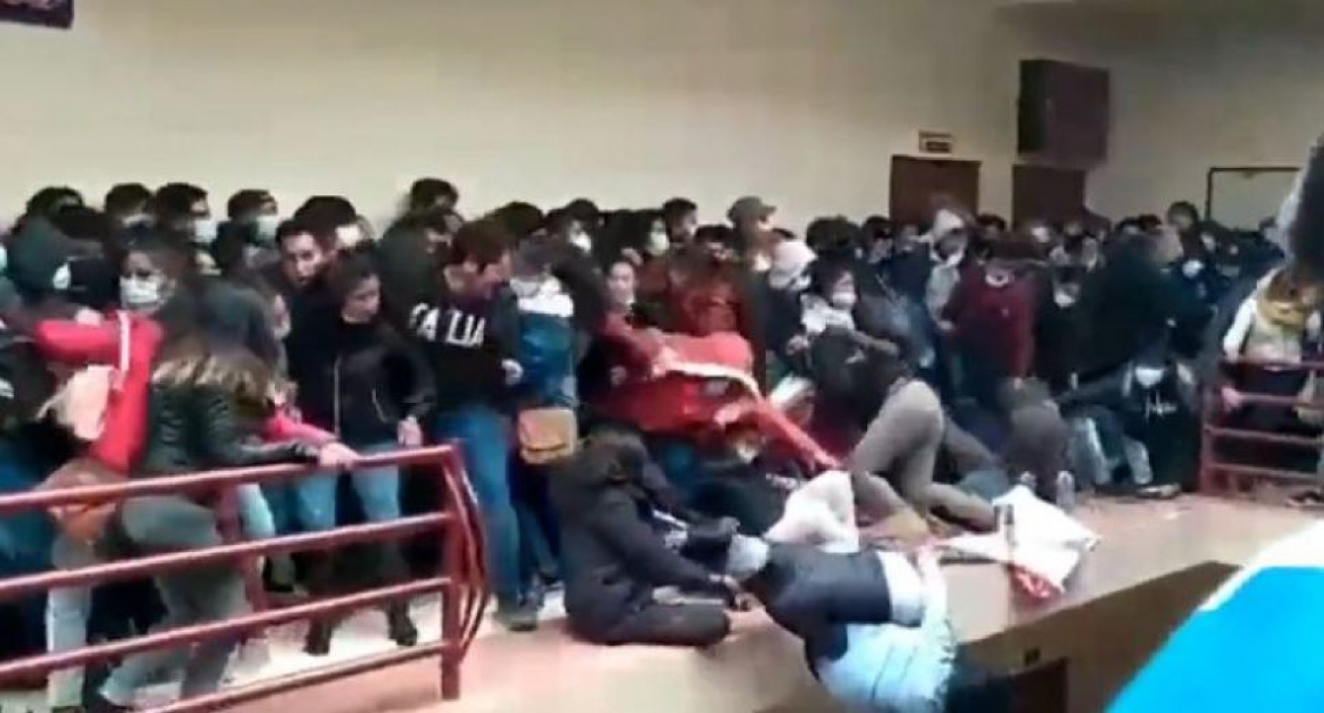 VIDEO: 5 estudiantes mueren luego de caer desde un cuarto piso