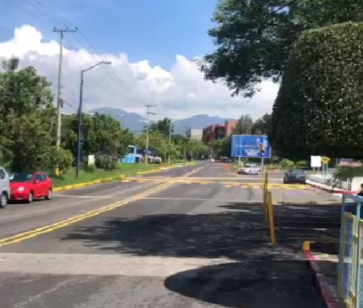 Al mediodía, sin afluencia de vehículos en el macro centro de vacunación de UAEM