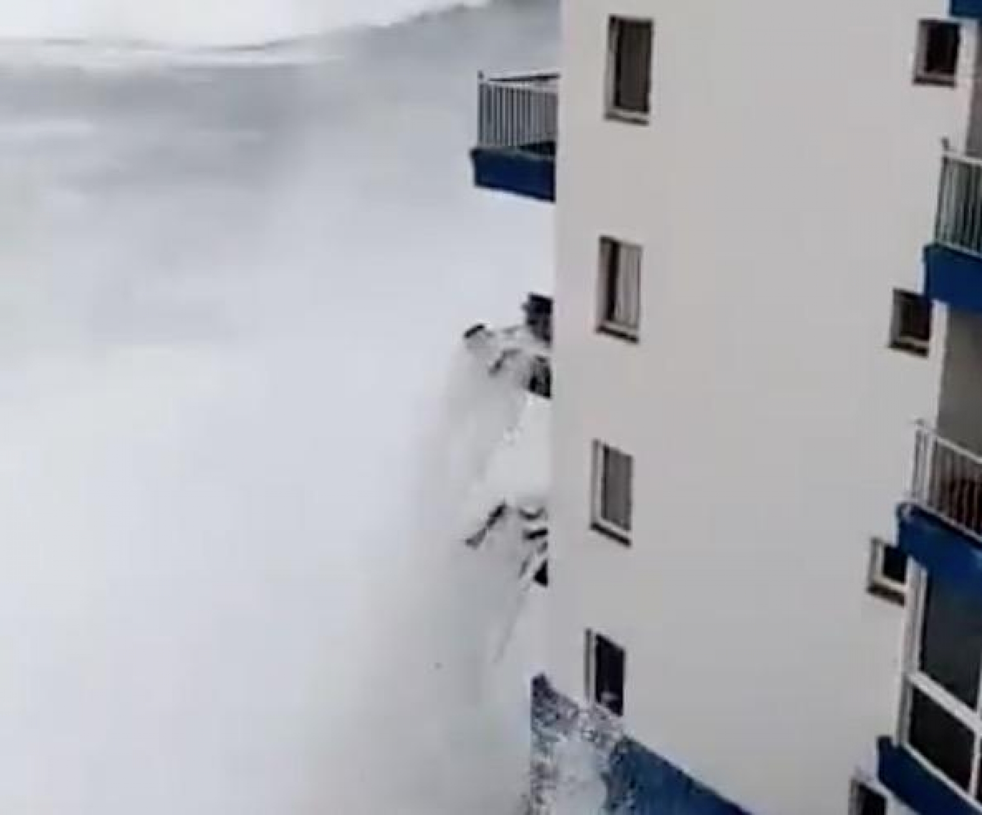 VIDEO: ¡Impresionante! Las olas gigantes la costa de Tenerife, España