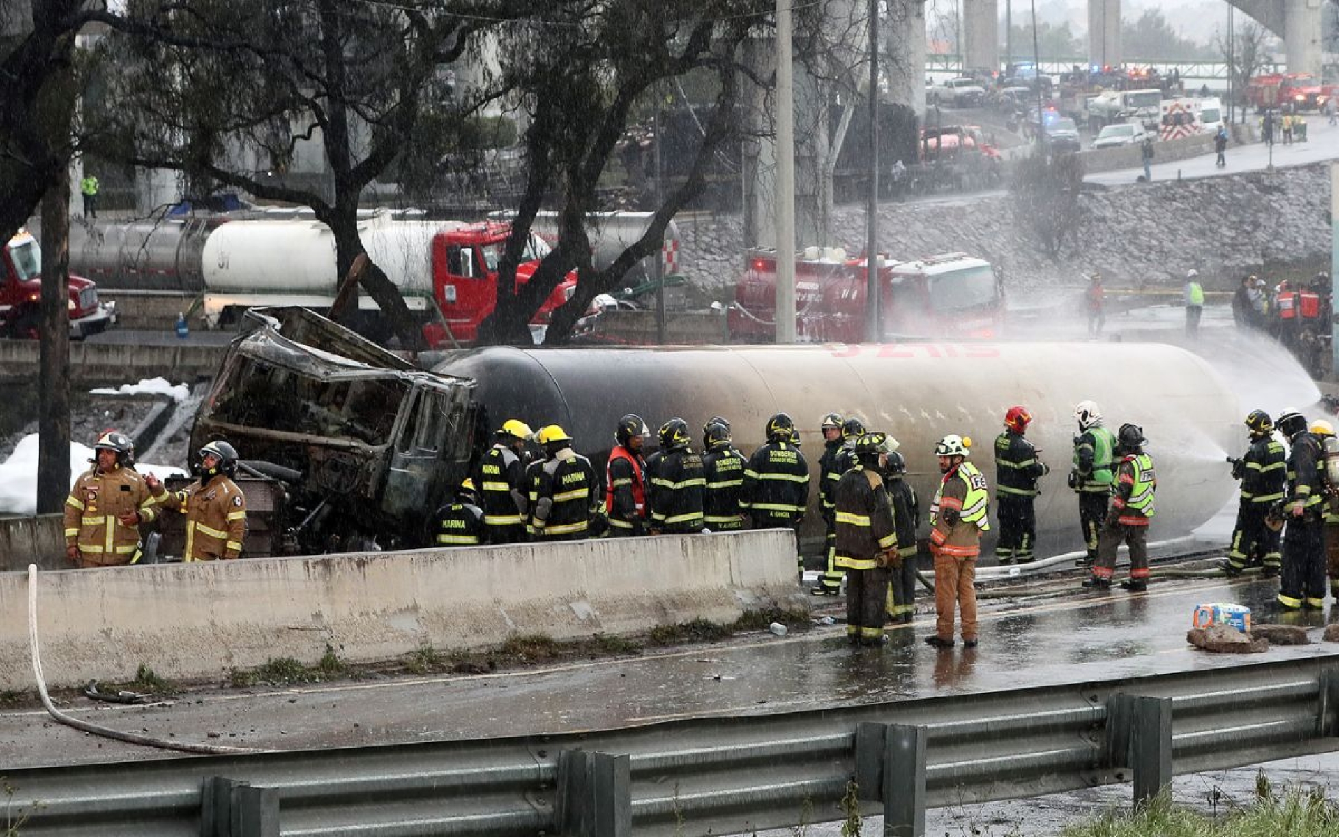 Aumentan a ocho los fallecidos tras explosión de pipa en CDMX