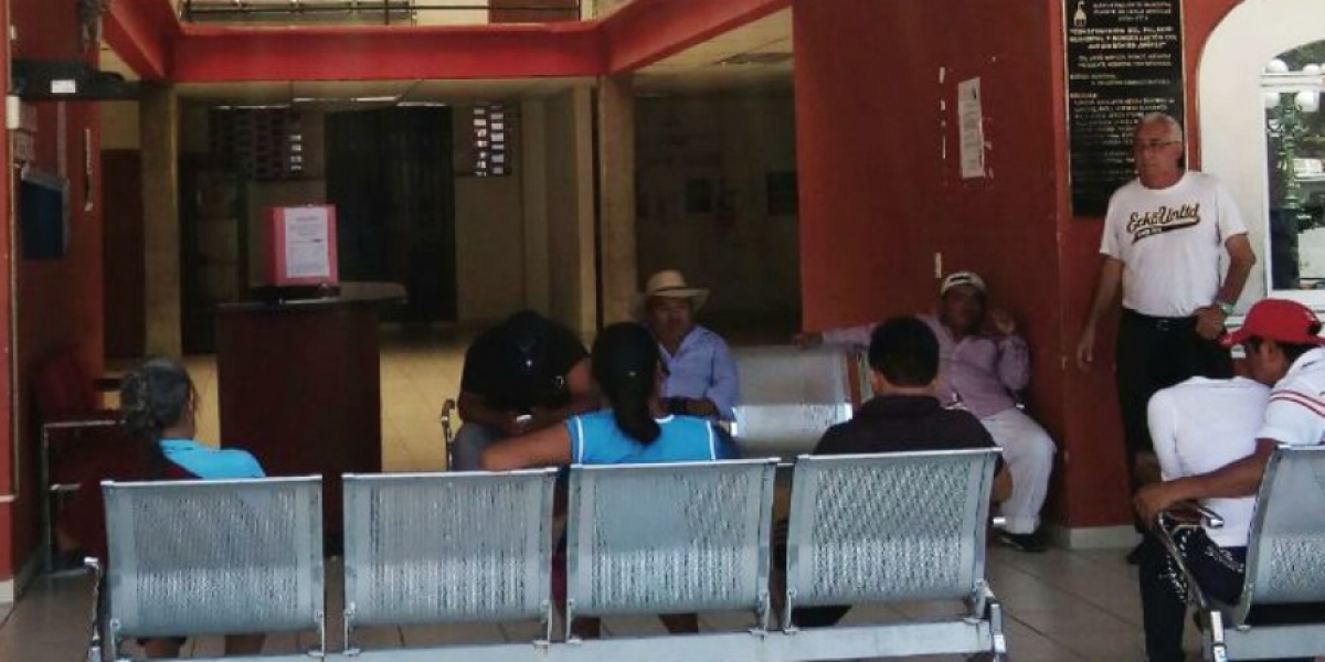 Toman habitantes de Xoxocotla instalaciones del Ayuntamiento de Puente de Ixtla