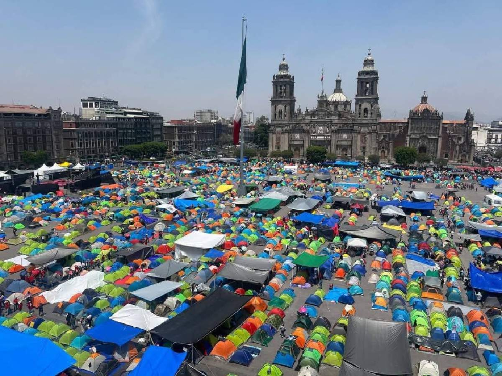 Instala CNTE plantón en el Zócalo de la CDMX