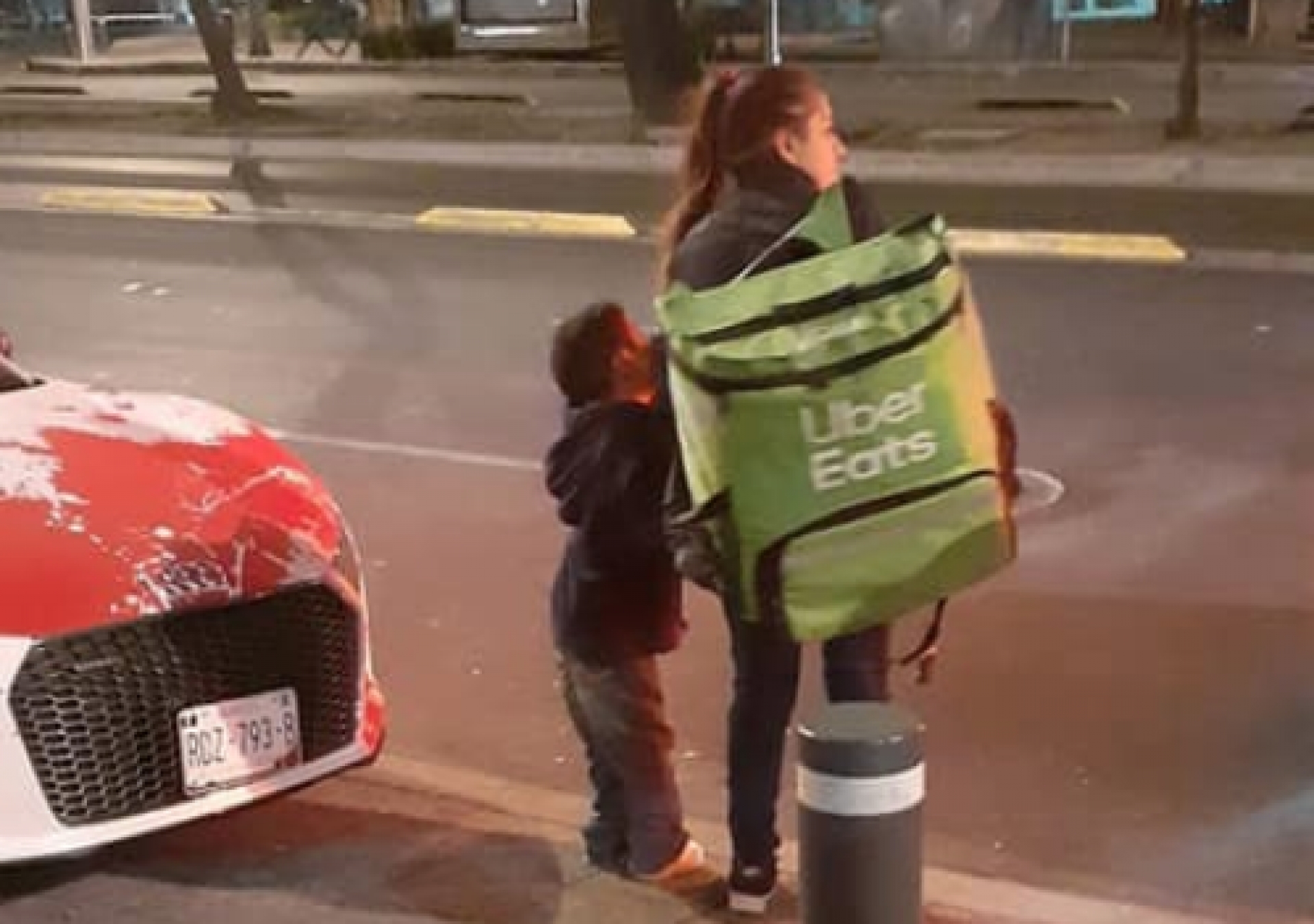 Reparte UBER Eats a pie con su hijo pequeño