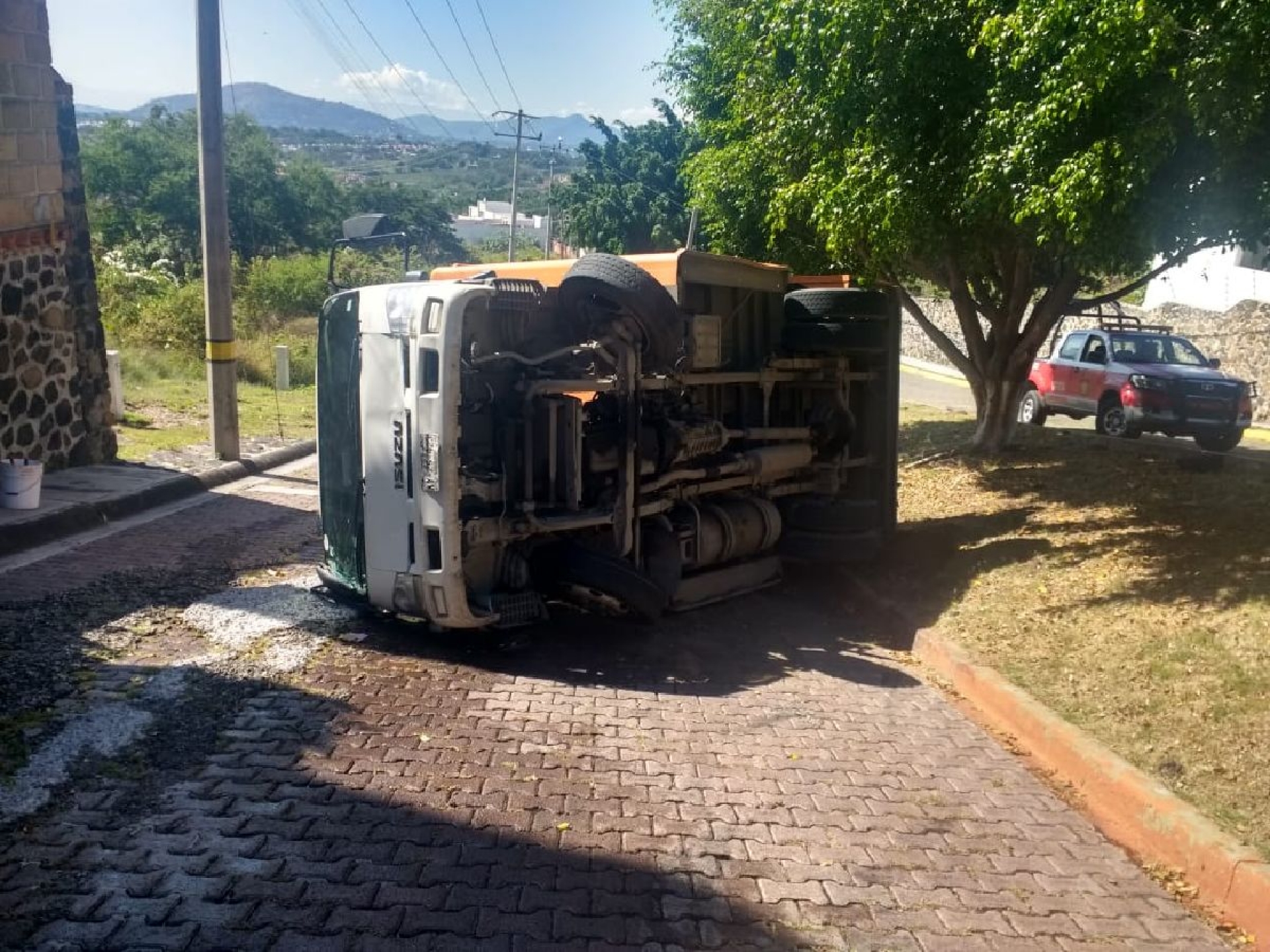 Volcadura de camión repartidor de agua deja dos lesionados