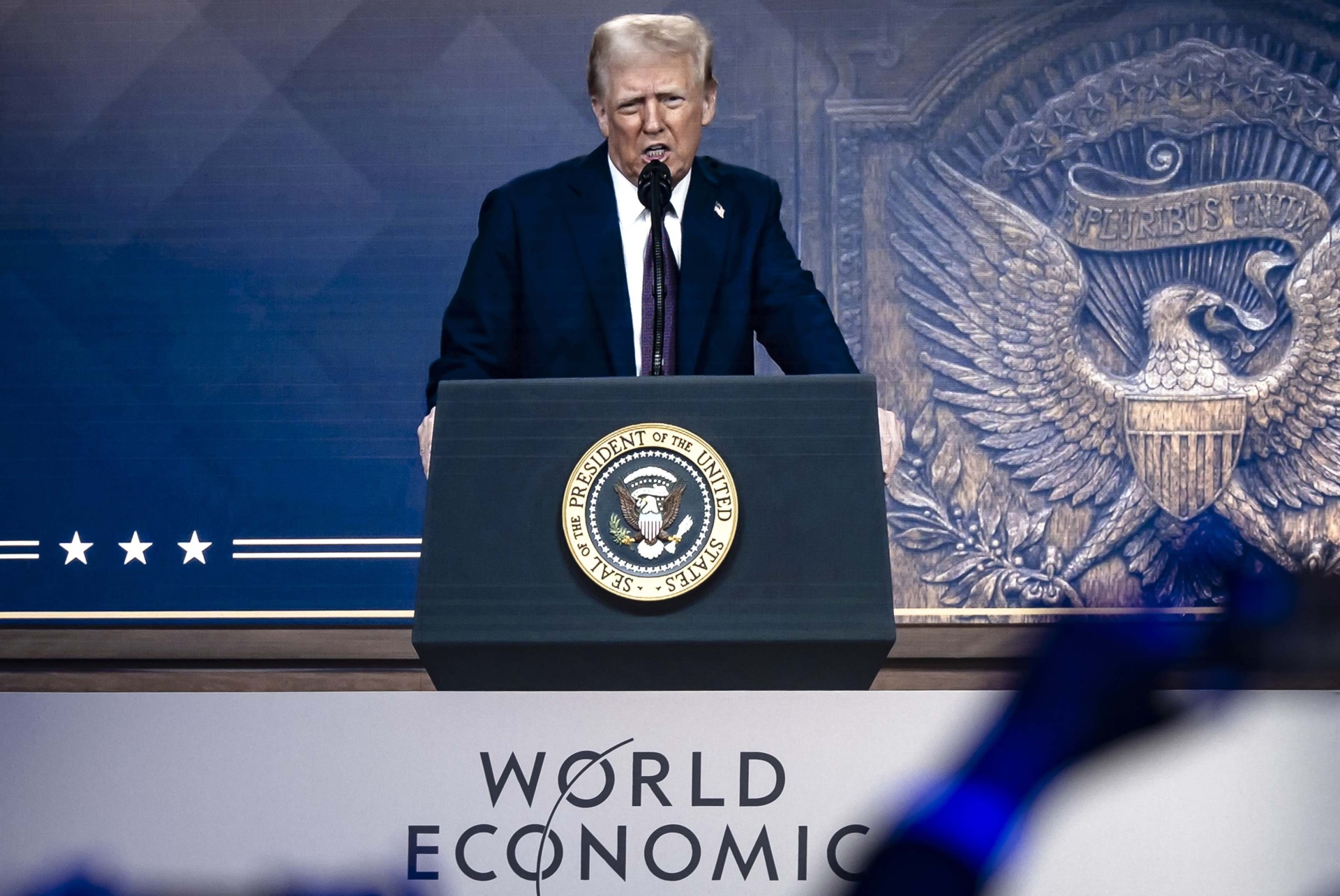 Trump advierte a empresas: 'Fabriquen en Estados Unidos o paguen aranceles'