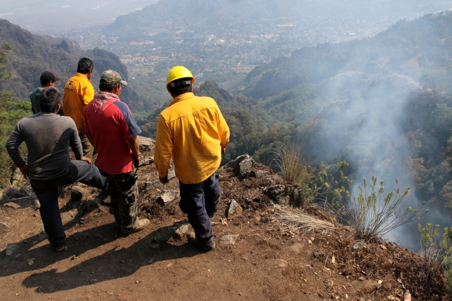 Malestar en Tepoztlán por versiones oficiales sobre combate al fuego