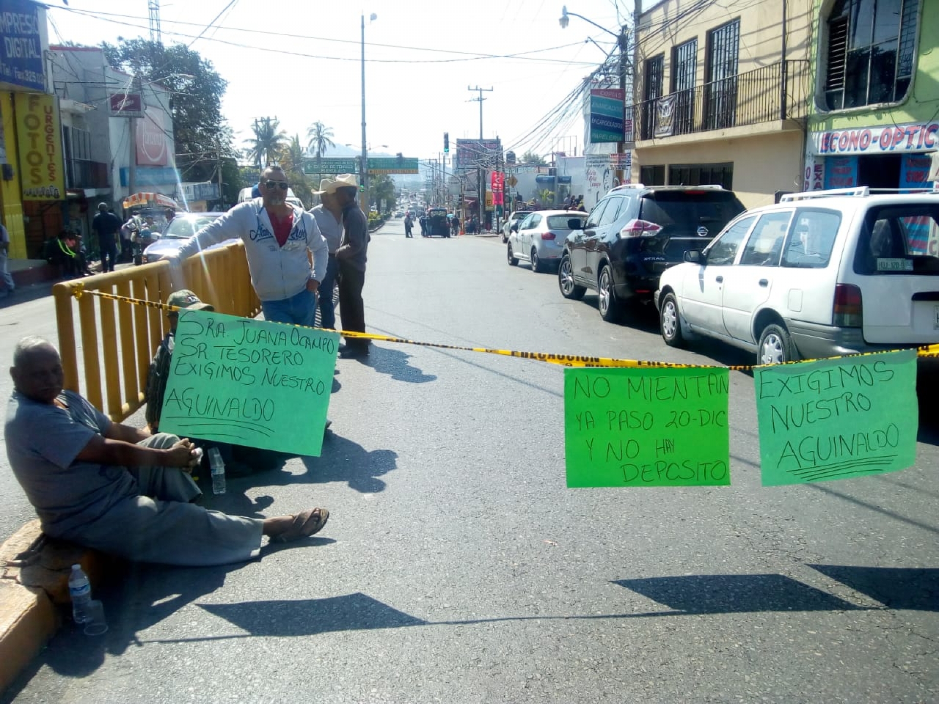 Se manifiestan trabajadores afuera del Ayuntamiento de Temixco