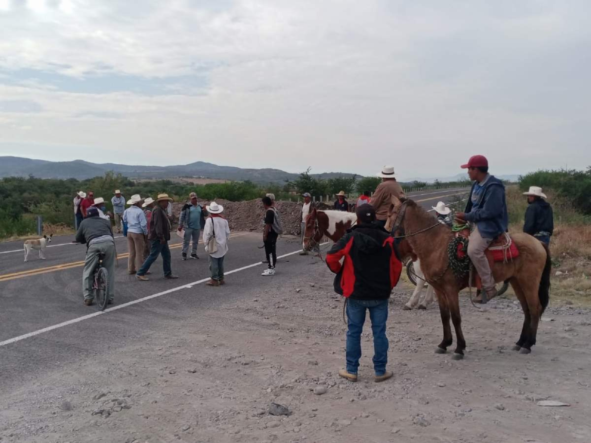 Cierran ejidatarios la autopista Siglo XXI