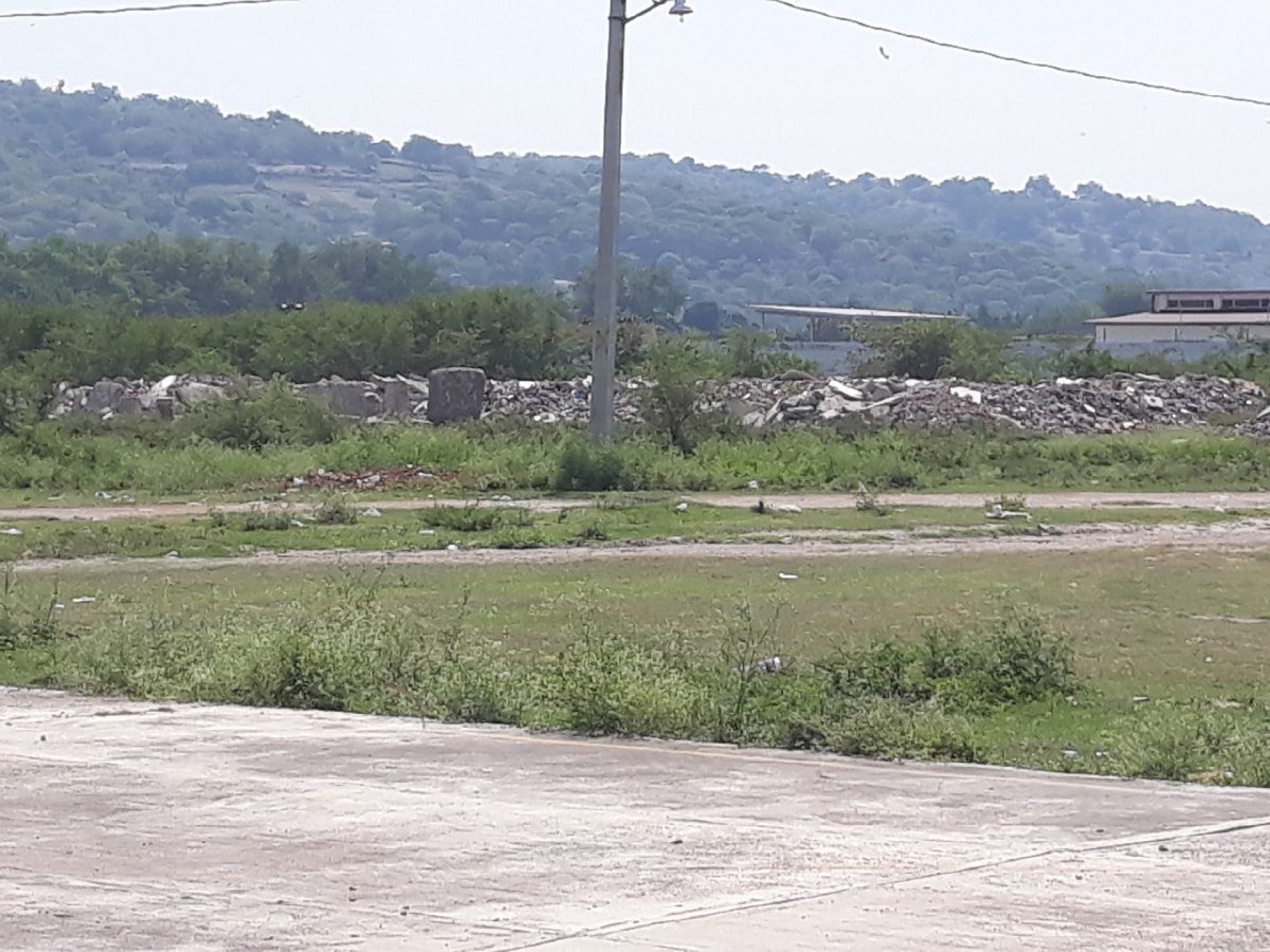 Denuncian vecinos de Coatetelco depósito irregular de escombro en espacios públicos
