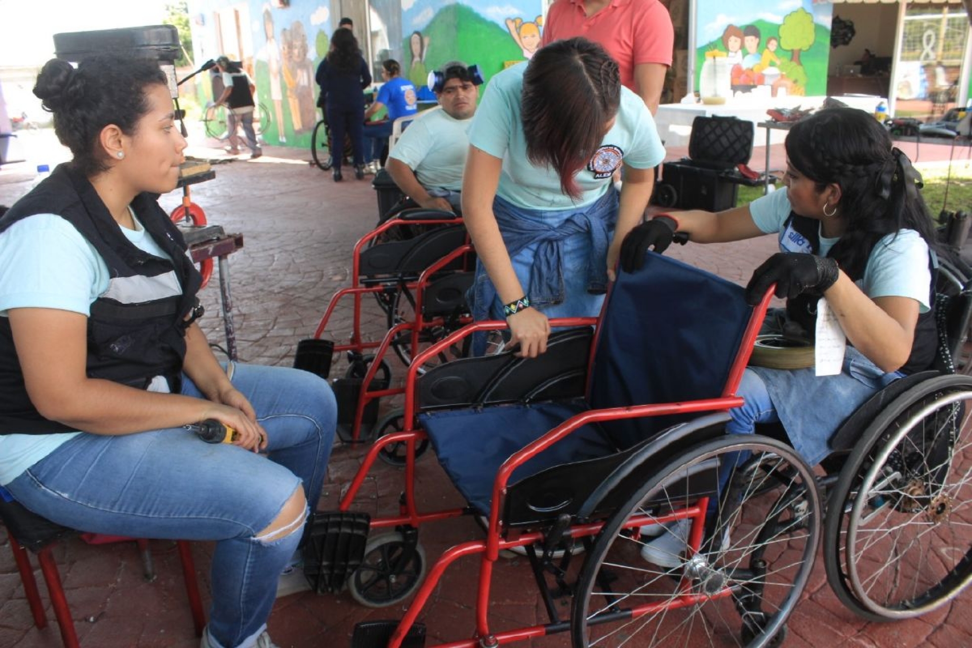 Rehabilitan más de 50 sillas de ruedas en Yecapixtla