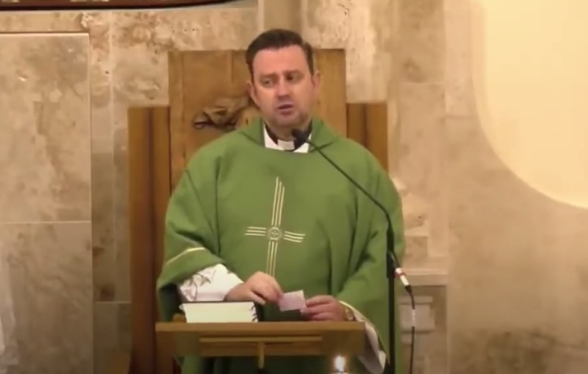 VIDEO: "Yo sé quién da y quién no da" Sacerdote reprocha escasa donación