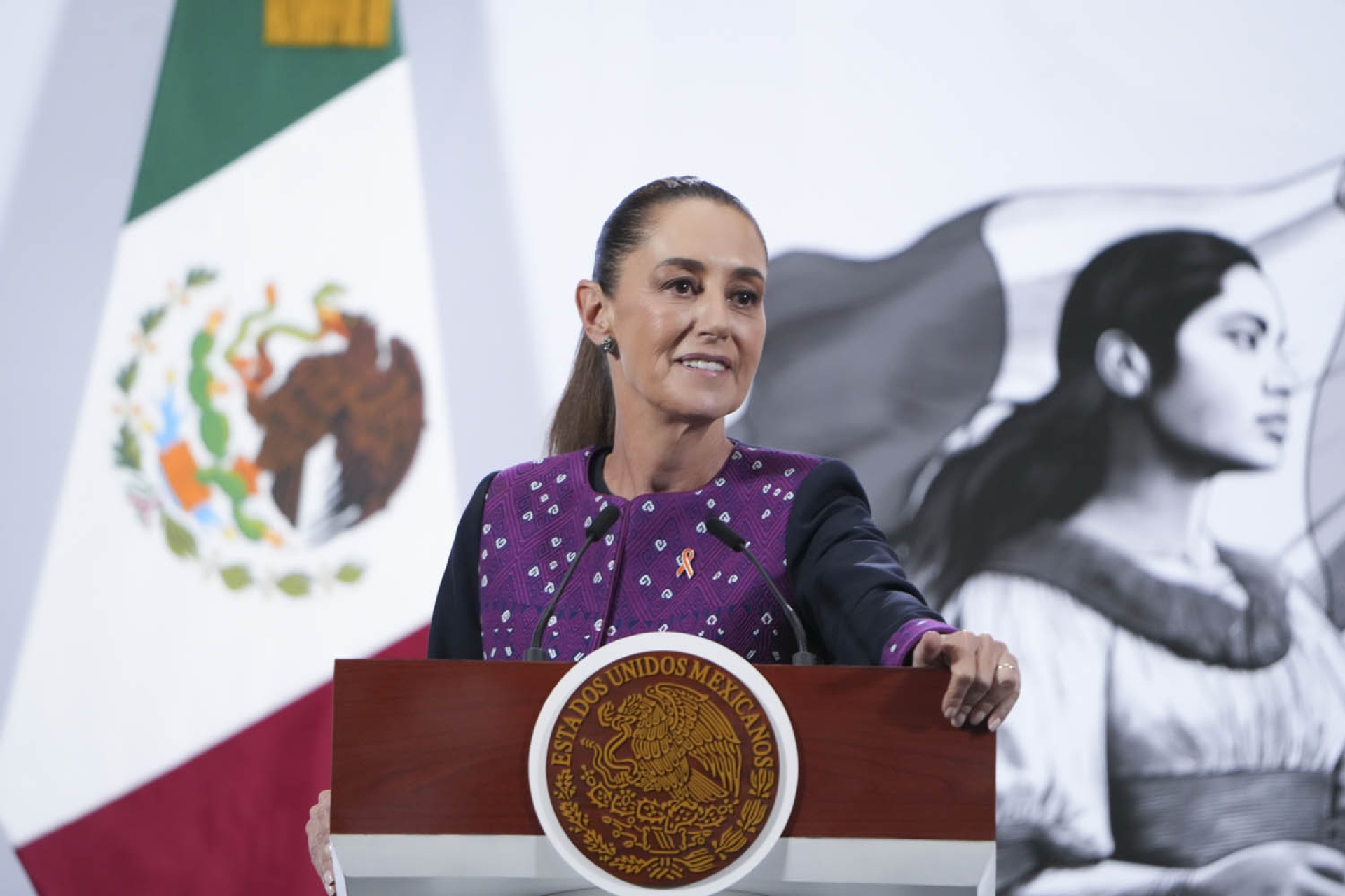 Sheinbaum critica cierres de carreteras y defiende Ley Nacional de Aguas