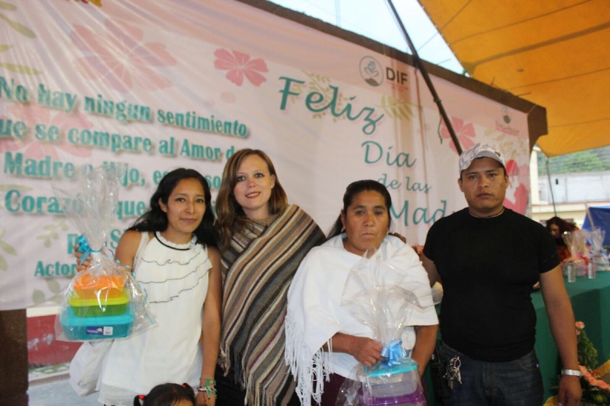 Festeja Ana Bertha Haro Sánchez con diferentes eventos a las mamás de las cuatro comunidades de Tetela Del Volcán