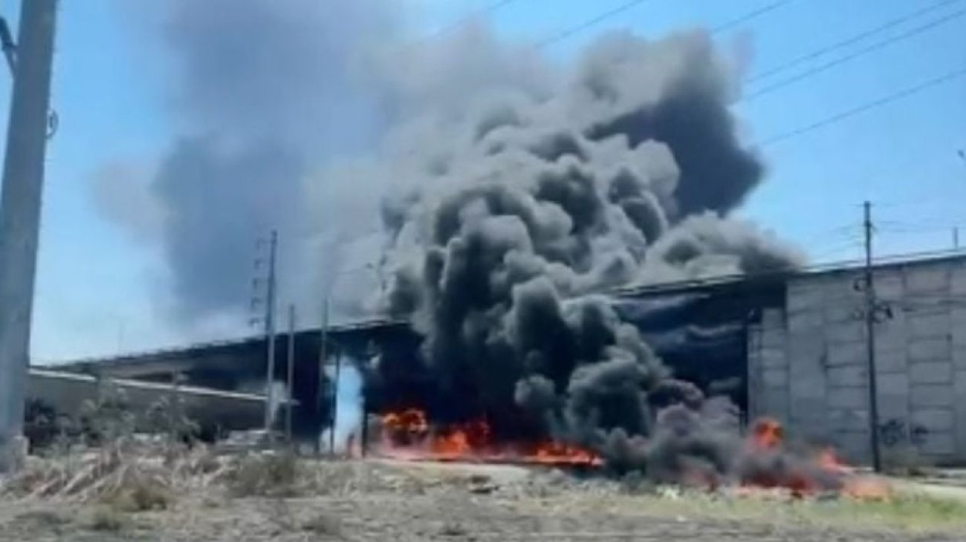 Pipa de combustible explota tras choque con tren en Querétaro