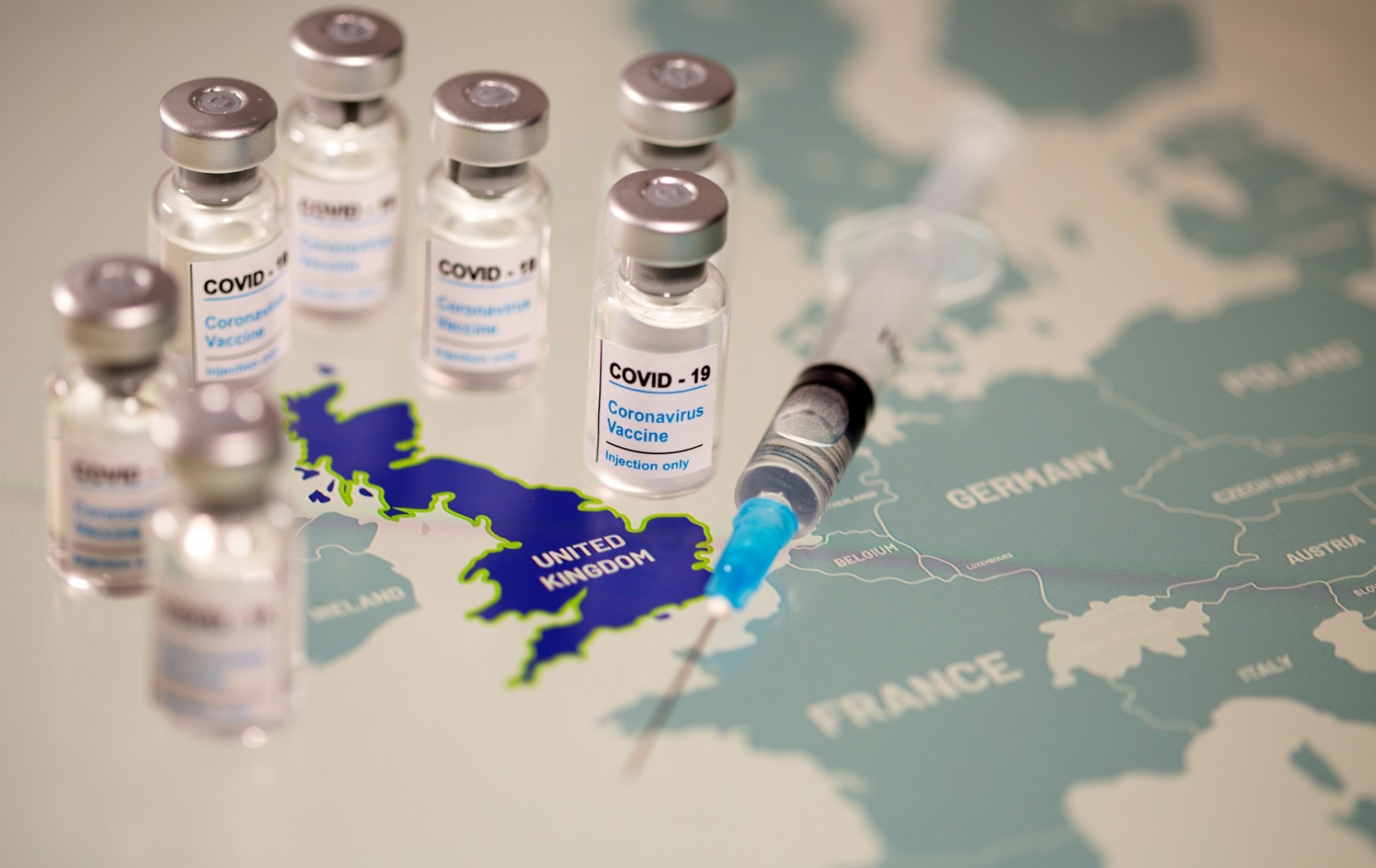 Unión Europea exigirá a farmacéuticas permisos para exportar vacunas COVID