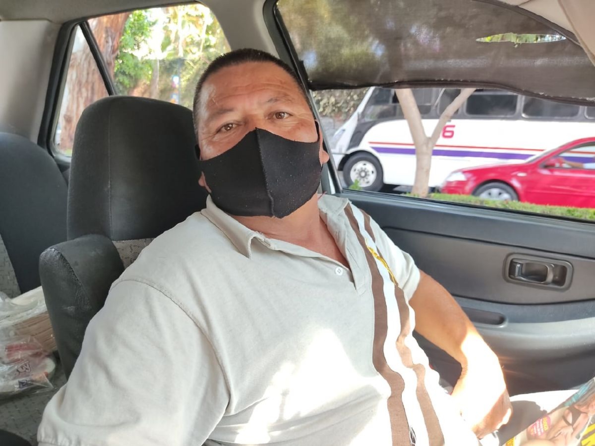 El cubrebocas lo llevan en la bolsa, dice taxista de los pasajeros