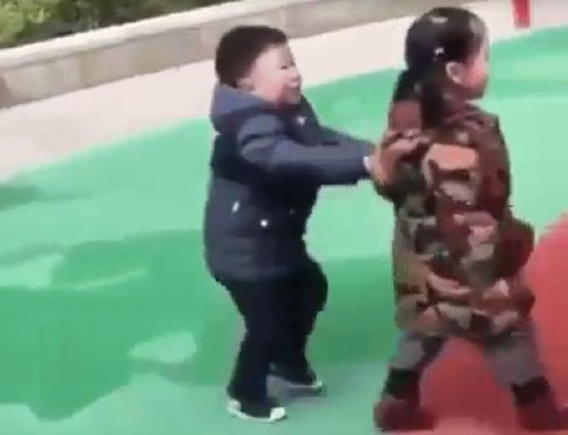 VIDEO: Niño intenta impresionar a una niña con acrobacia y así termina